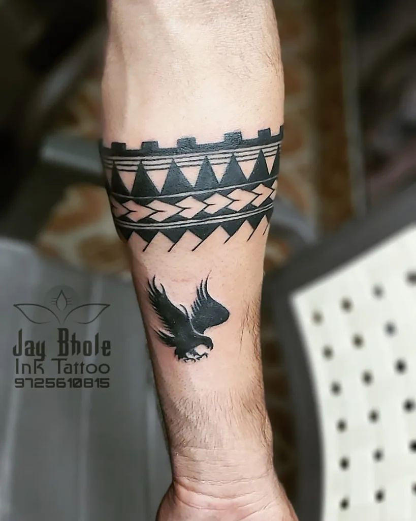 Skin Machine Tattoo Studio - Geometric Linework armband tattoo by  @nains_tattoos @skinmachinetattoo . #armbandtattoo #artist  #skinmachinetattoo #lineworktattoo #art | Facebook